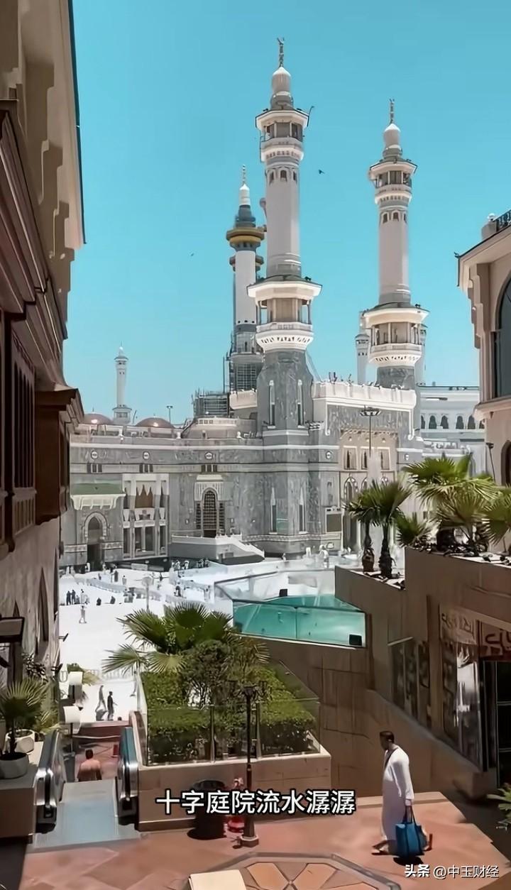 伊朗首都德黑兰的玫瑰宫，可谓世界闻名的一面文化窗口。

战争的到来，使得这个富丽