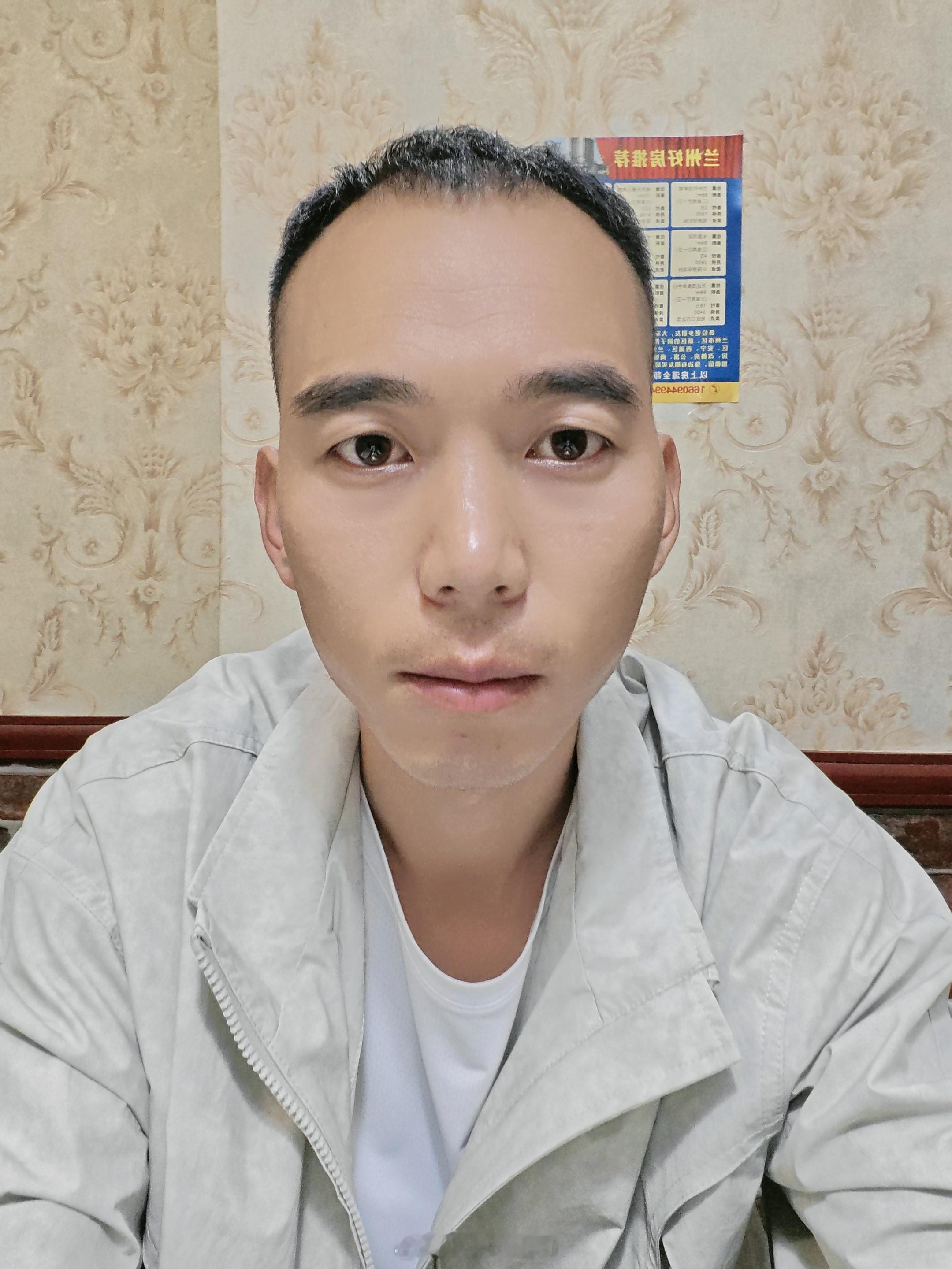 美颜相机拍的有点失真了。 