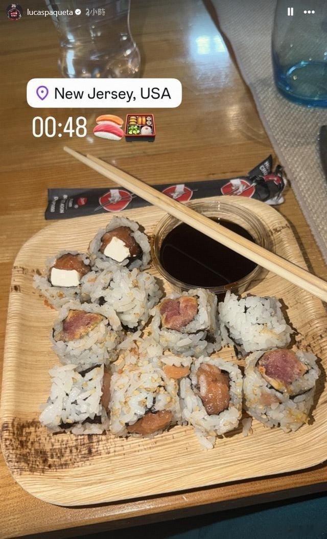 在随巴西队战胜日本晋级16强后，帕奎塔在社交媒体上晒出了自己享用寿司的照片。在北