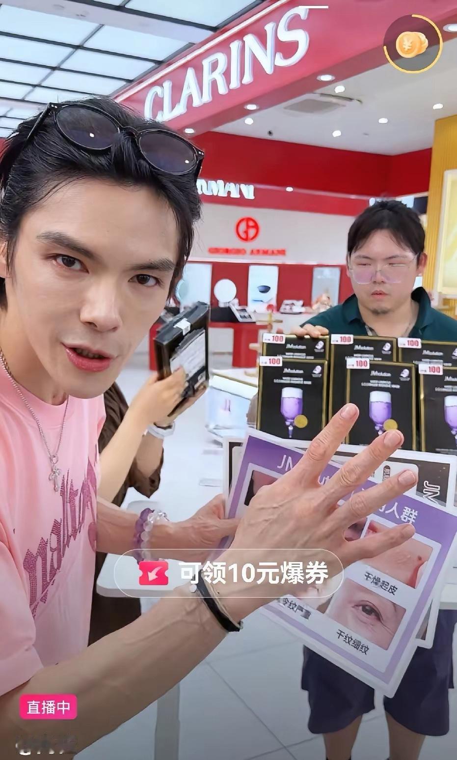 这绝对是有计划的商业流量变现！完美闭环！
向佐带弟弟向佑直播卖货：不是"兄弟情深