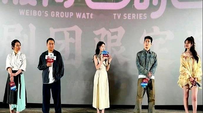 秦海璐这次一出场，真的有点让人眼前一亮。
明明是和刘浩存、张嘉译一起参加宣传活动