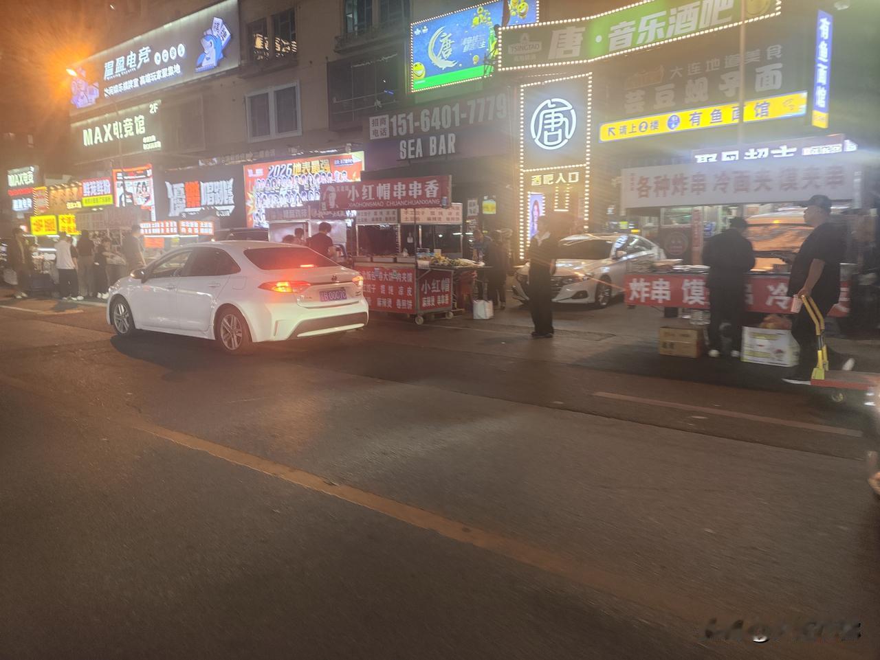 大连民主广场酒吧街24h包子铺！00后饭搭子狂炫

昨晚8:50，我赶到大连站南