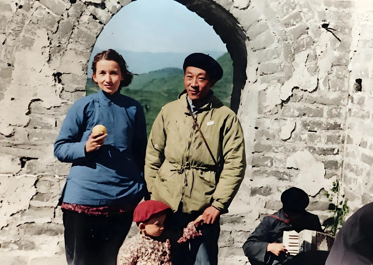 1959年的北京长城，黄昆（右）和他的夫人李爱扶（左，英国人）。
黄昆是中国著名
