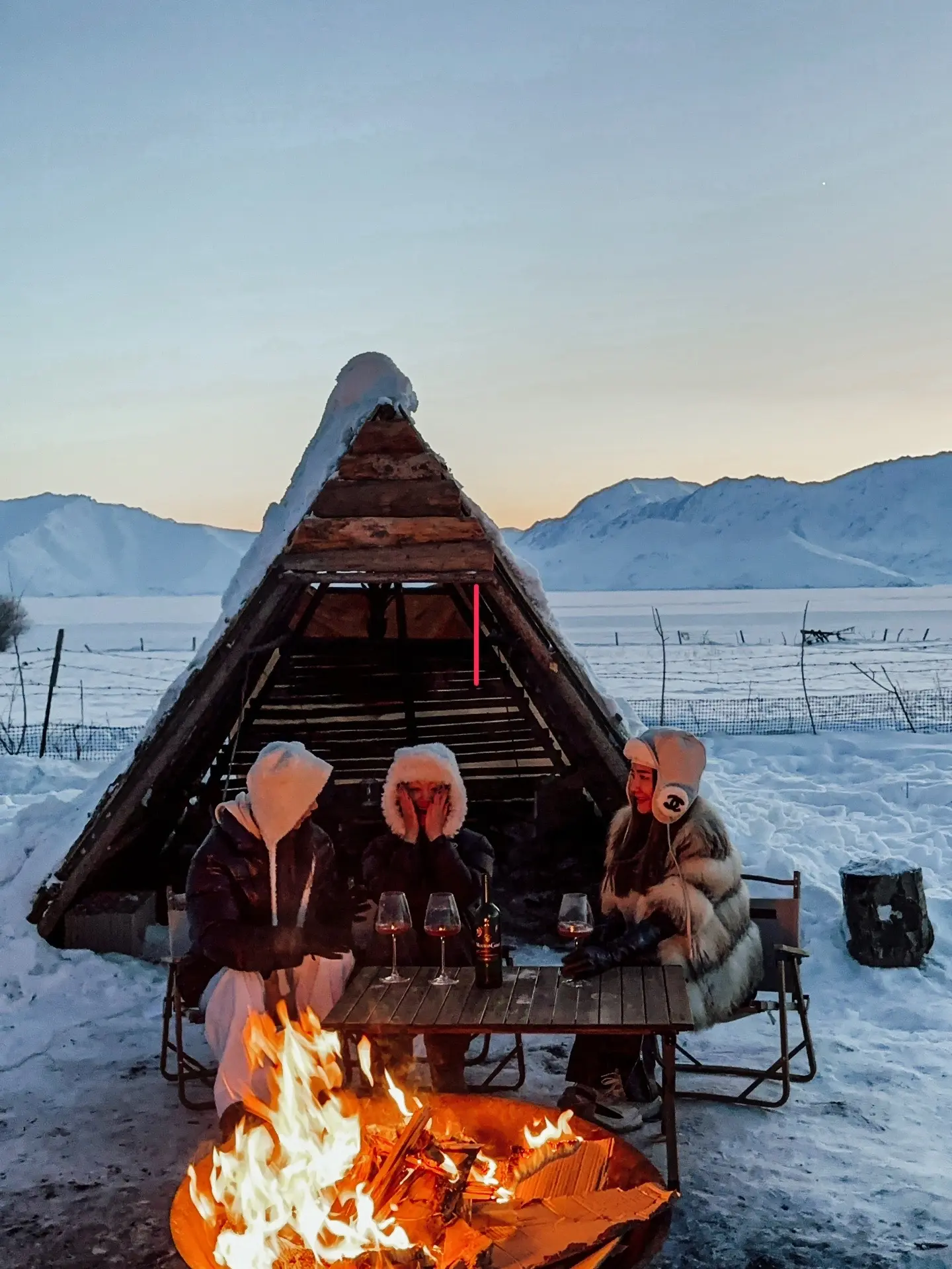 他集齐了所有我想要的浪漫。我在北疆的一个小镇 我们坐在雪地 被雪山围绕...