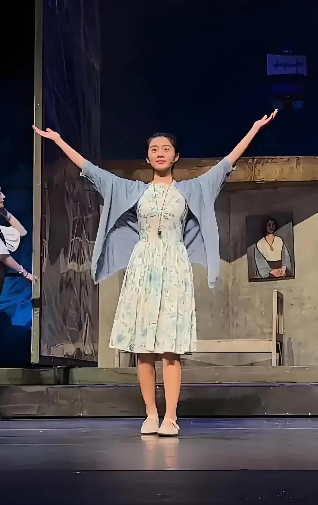 2025年8月23日，19岁的黄多多与何炅合作出演话剧《水中之书》，她在剧中饰演