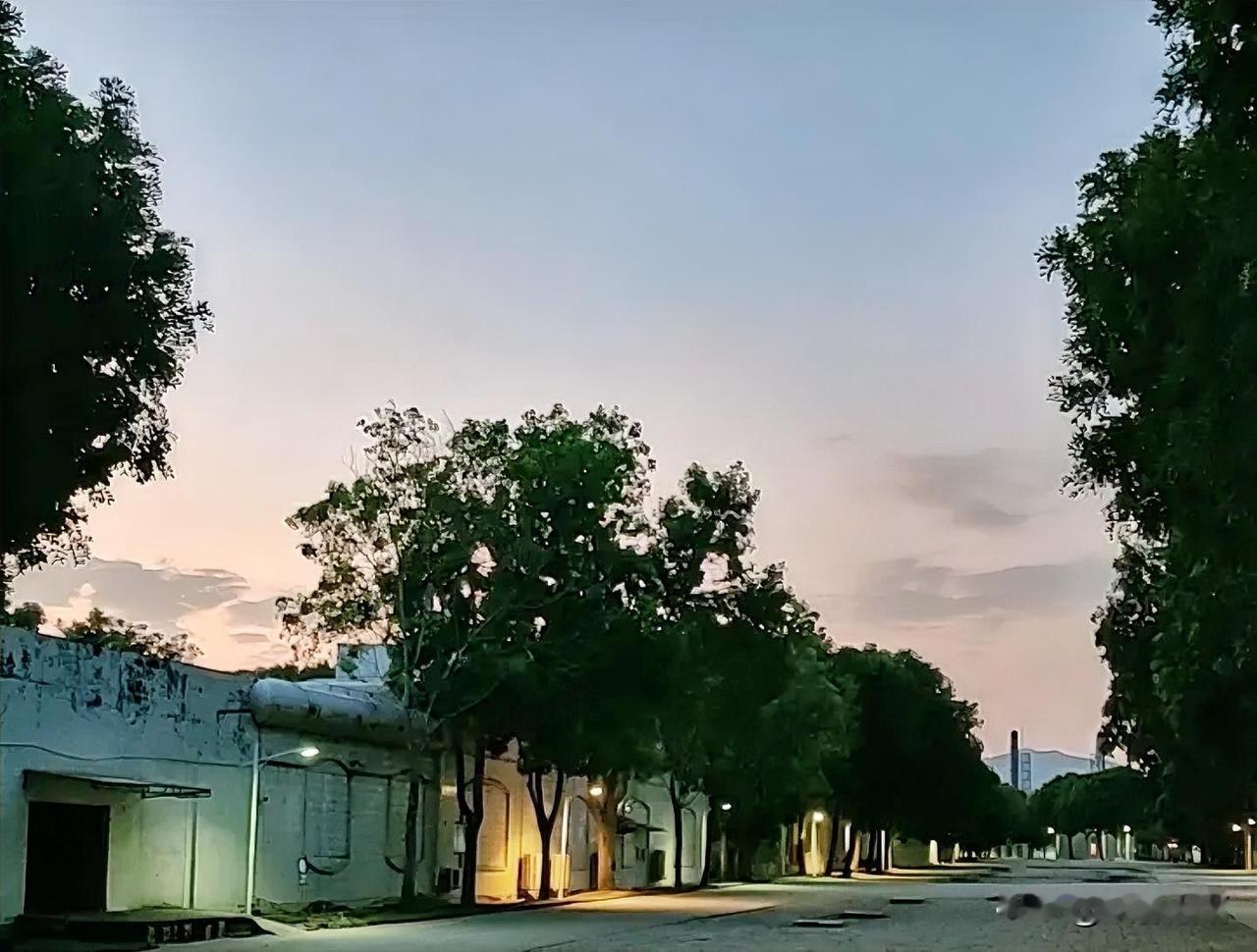 一张图，把秋天焊在了朋友圈！
 
不用等降温，不用等落叶，一张图就能证明：秋天，