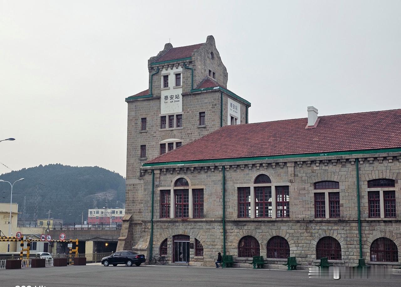今天刷到泰安火车站的图片，一下子就被吸引住了。那是带有欧亚建筑风格的阁楼，尖尖的