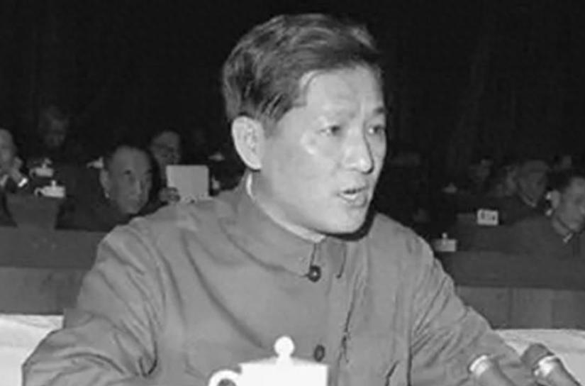 他40岁成为副国级干部，曾主政三大直辖市，43岁果断粉碎一起重大阴谋
1958年