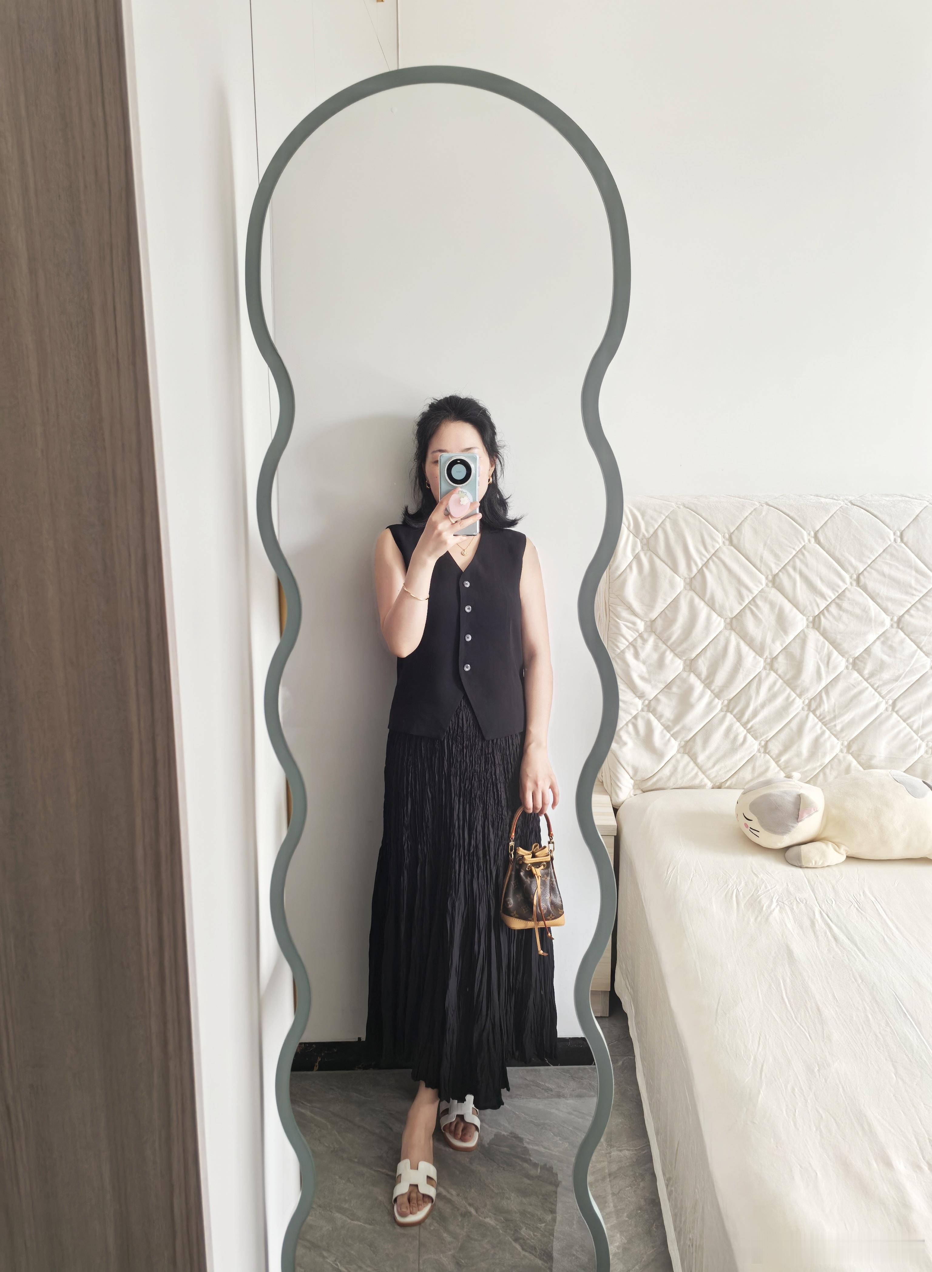 醋酸马甲+三宅半裙一身黑很气质啊随手拍今天穿什么ootd
