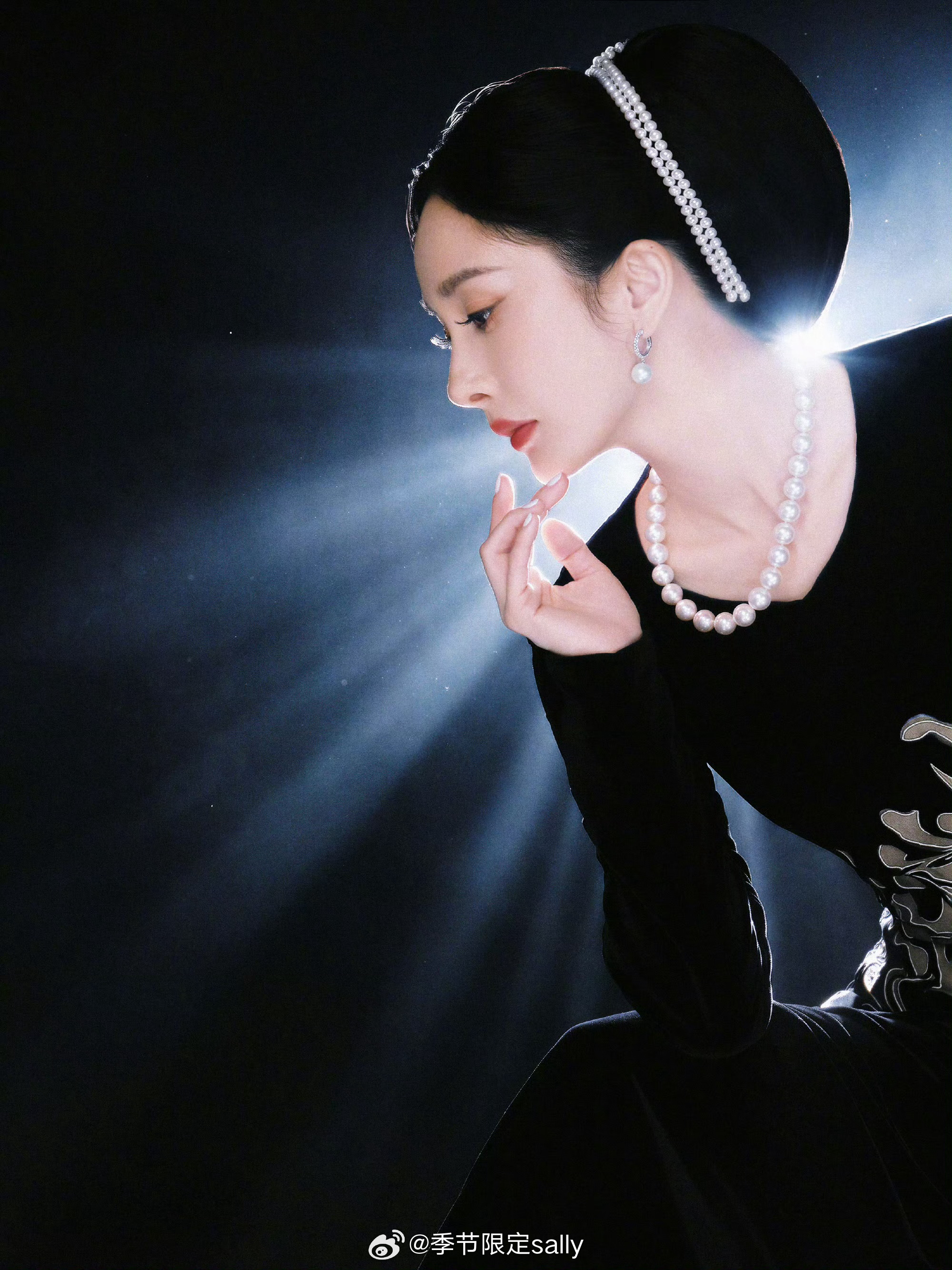 杨幂终于出图了，压轴女神来了👸芭莎盛典红毯 ​​​