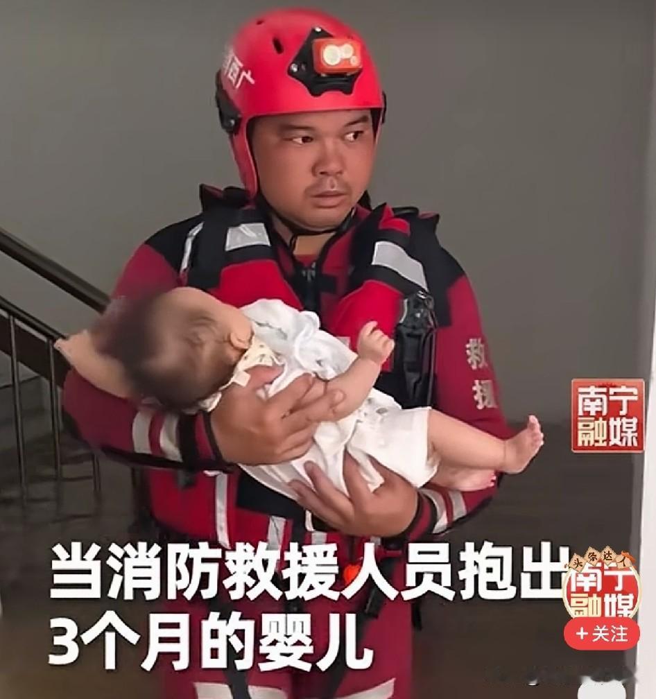 看哭了！广西，洪水淹到二楼，消防员接过3个月婴儿双手止不住地抖，他一手托头颈一手