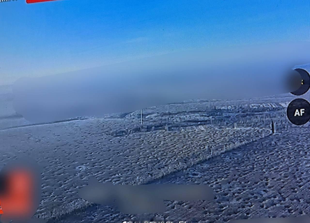 乌克兰战场某处前线，密集炮击形成的“月球表面”景观。 ​