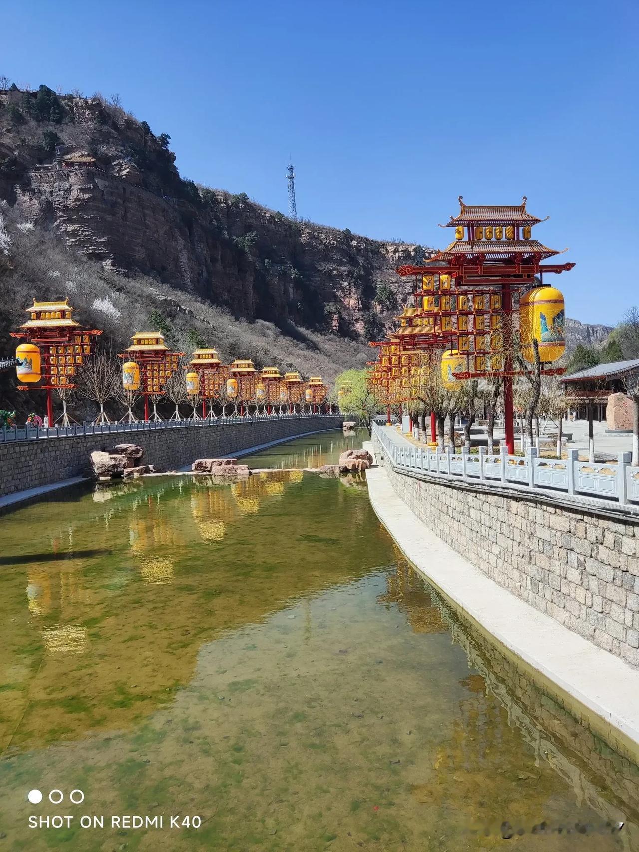 春暖花开的时候，来到了苍岩山景区，因为是周末，来这旅游的人挺多的，早春的山上有点