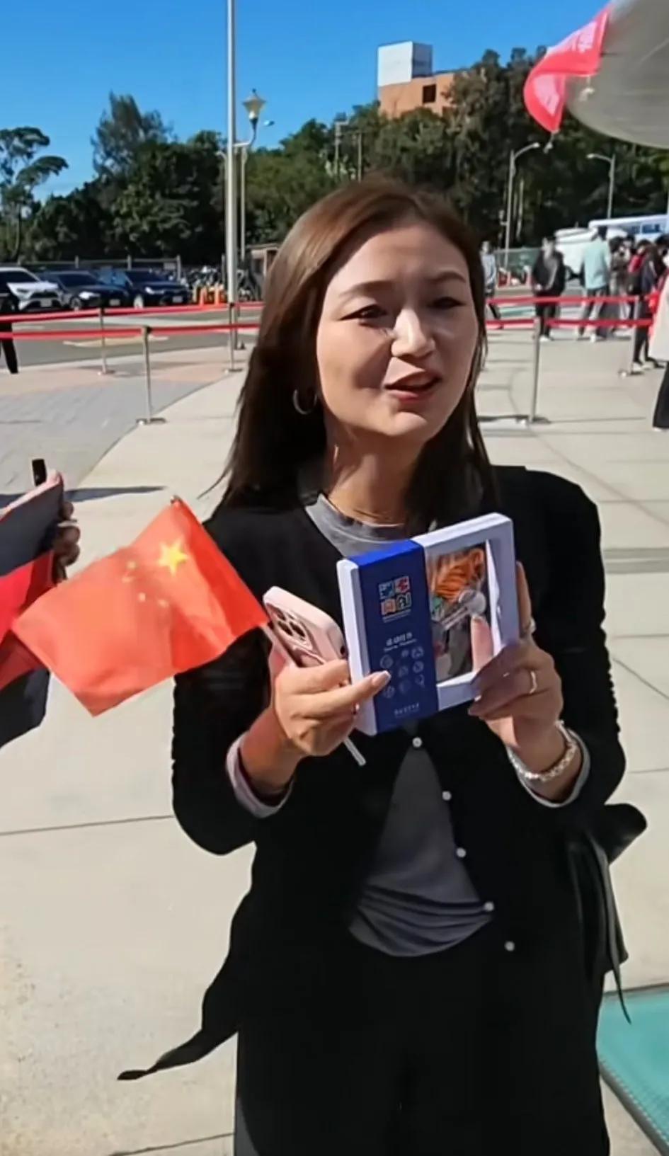 马龙下车给举国旗小姐姐送礼物，不知明天湾湾粉丝会不会每人举一面国旗
马龙是看到了