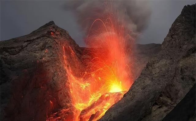 专家误判是“火山口”，男子花300将其买下，后来成了亿万富豪
19世纪末。在美国