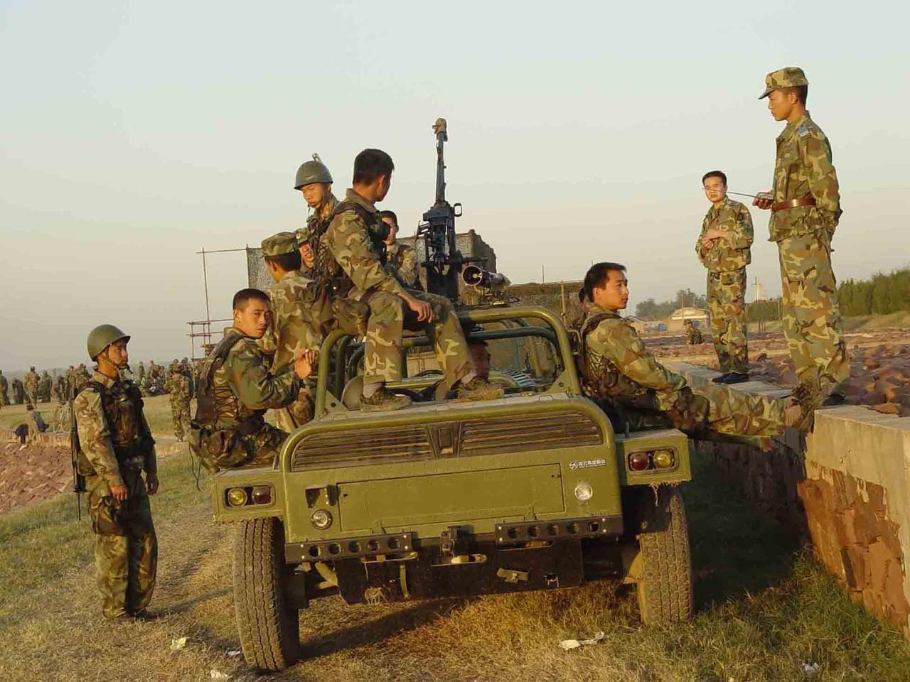 [军营驻训故事]部队威慑力有多强大？那一年驻训，战士们一出手，村霸顿时蔫了。一个