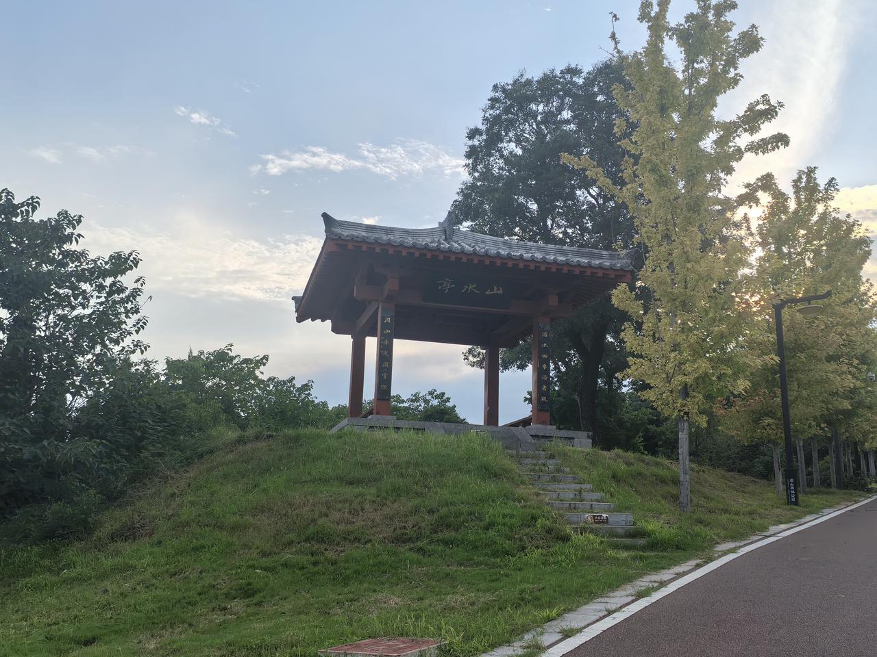 你有没有发现AI越聊越笨？
       不少人用AI会遇到一个问题：对话时间久