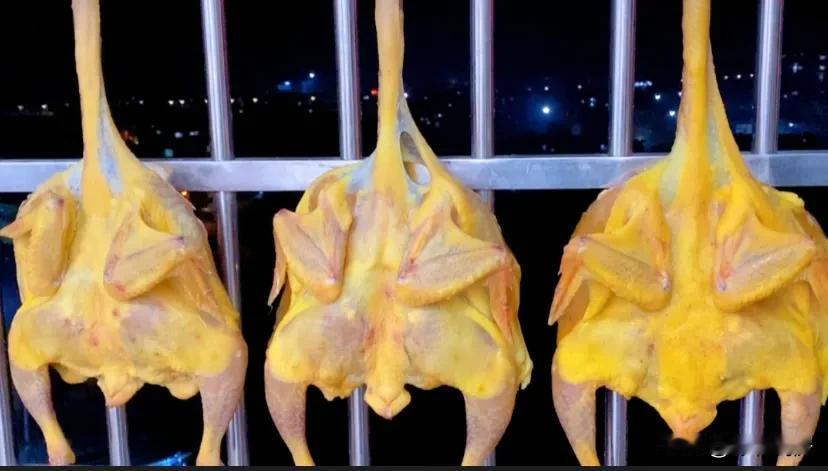 腊鸡又称风干鸡，分享最好吃的做法及配方：
3只鸡的配方：
1.盐90克，八角/桂