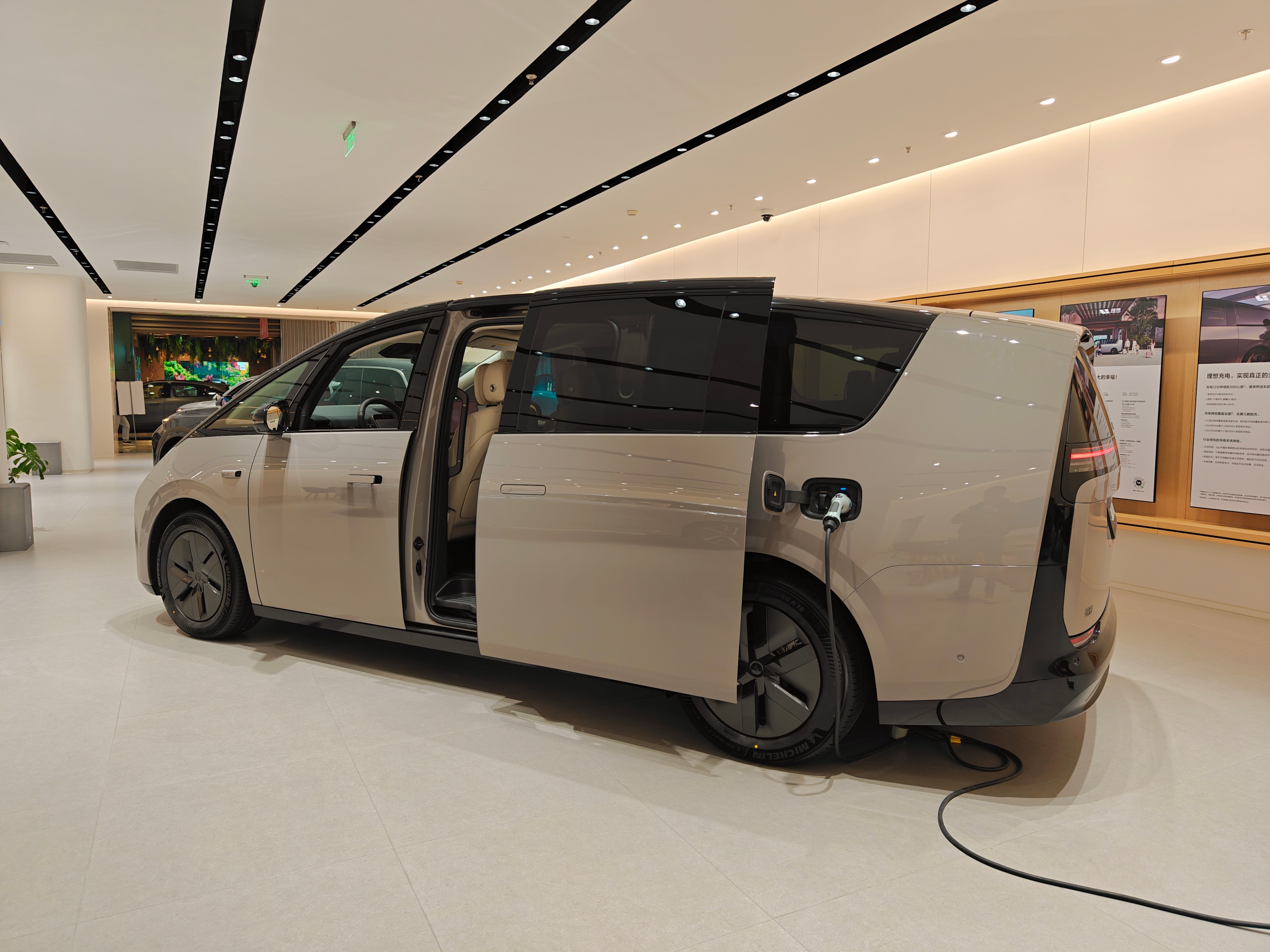 这是我第一次见到理想MEGA的实车，说实话这个车颜值不丑，我能接受它的颜值，屁股