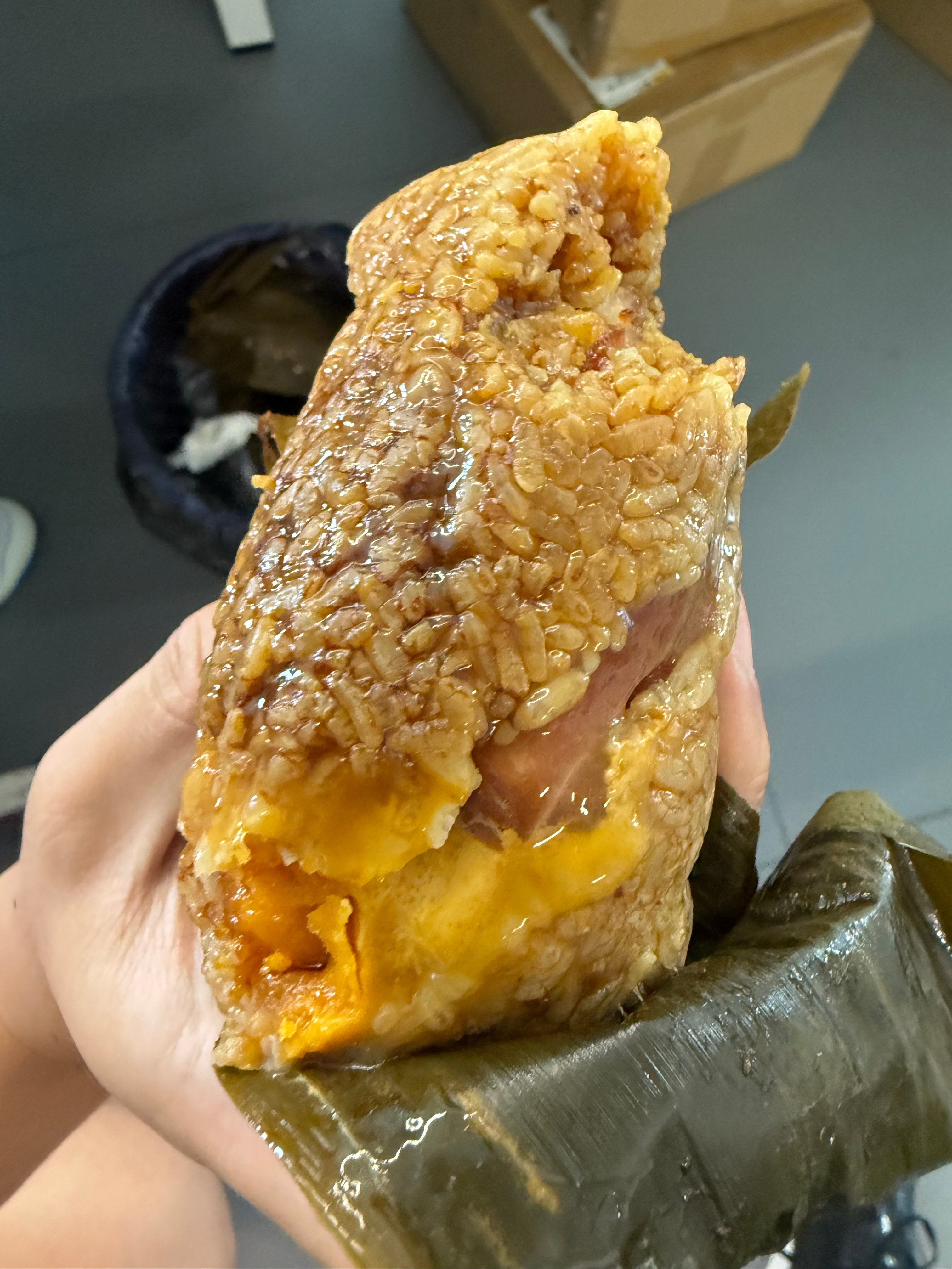这个咸蛋黄肉粽5.5元是不是很有性价比液体晶体固体，三位一体，口味偏咸今日好物打