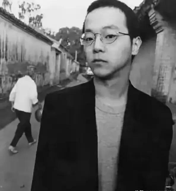 窦唯评价王菲婚姻是阴谋，吃住不同，电话常唱歌或打麻将。两人相识于演出后庆功宴，窦