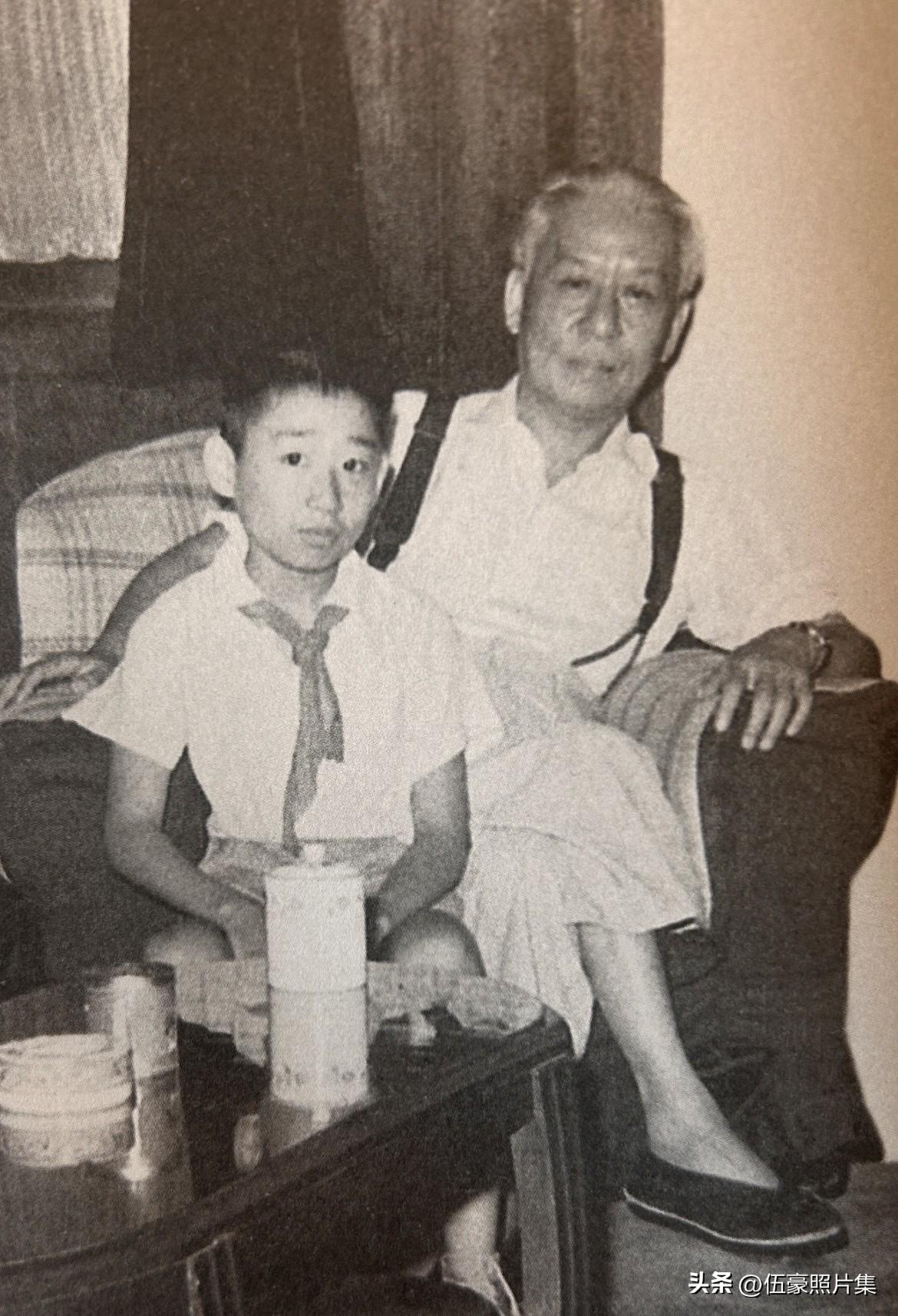 上世纪五十年代，刘源与父亲刘少奇在家中合影。刘少奇始终坚持领导干部的子女绝不能有
