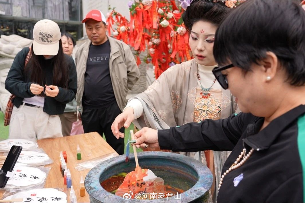 这个假期，老君山景区精心策划了一系列的沉浸式互动活动：在中天门的花海中体验非遗漆