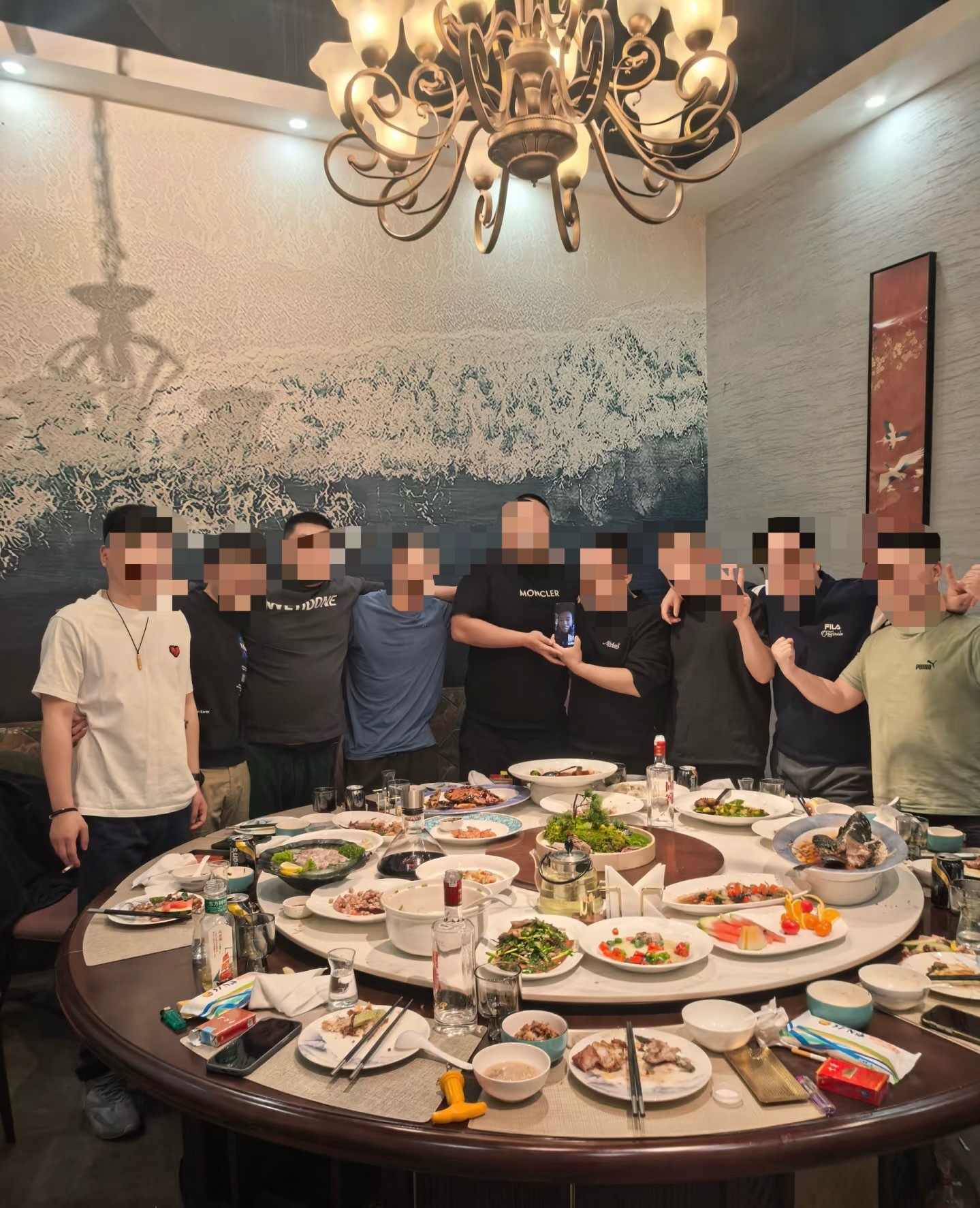 八一佳节，老战友久别重逢围坐一桌。昔日并肩相守，今朝把酒叙旧，褪去一身奔波，不谈
