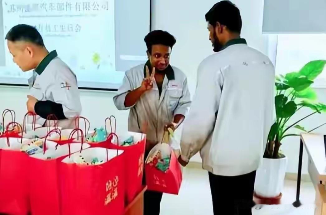 苏州盛贸汽车部件公司这回惹上麻烦了。厂门口挂横幅欢迎印度同胞，食堂开印度餐窗，内