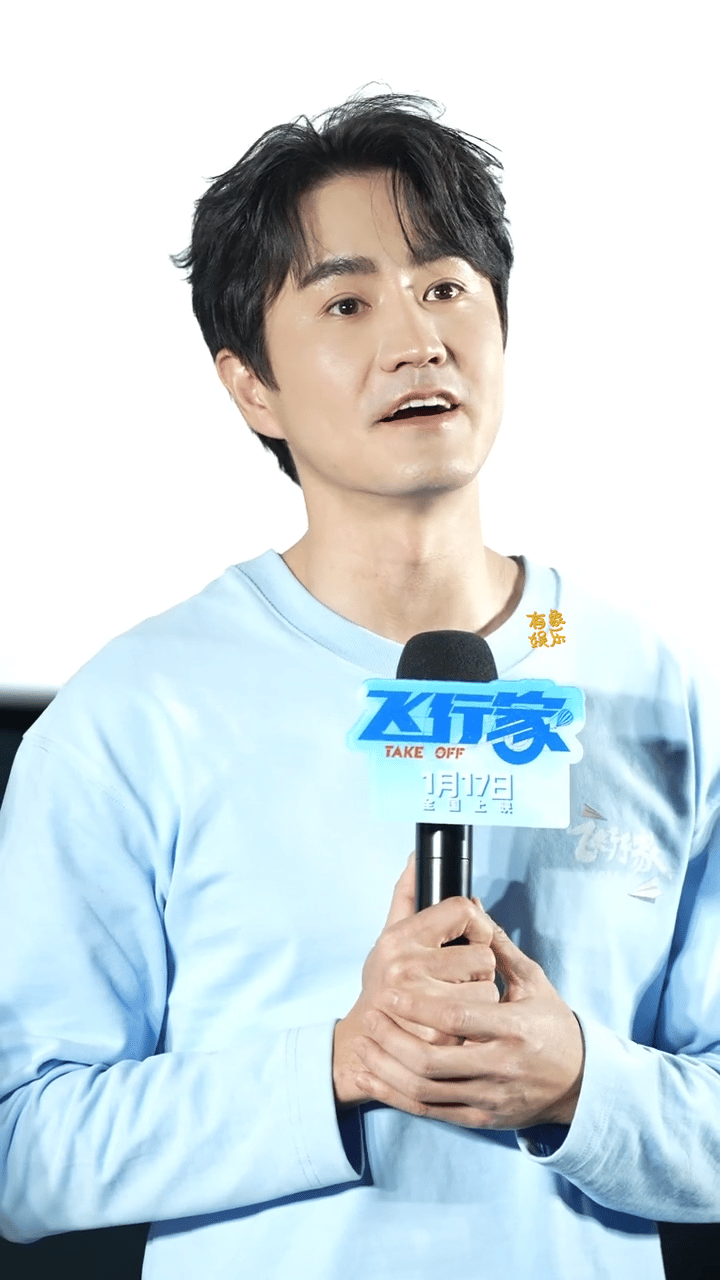 杨玏穿得baby开口daddy杨玏这一身baby蓝穿搭绝了，瞬间减龄，满满男大既