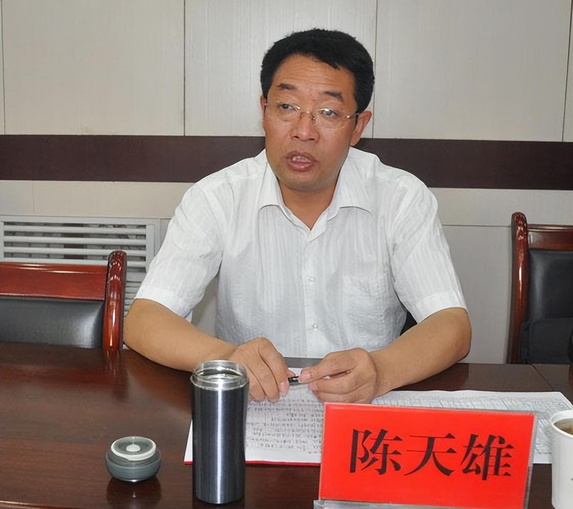 陕西高法的老陈，官宣了

80年代，西北师大的数学系本科生，

绝对是学霸级的。