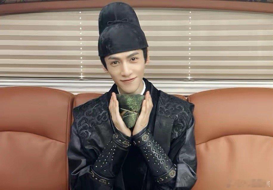 《颜心记》太瘦的身材却要演第一美男，是真的吃他的颜，这几年也是真的瘦的恼火，小鱼