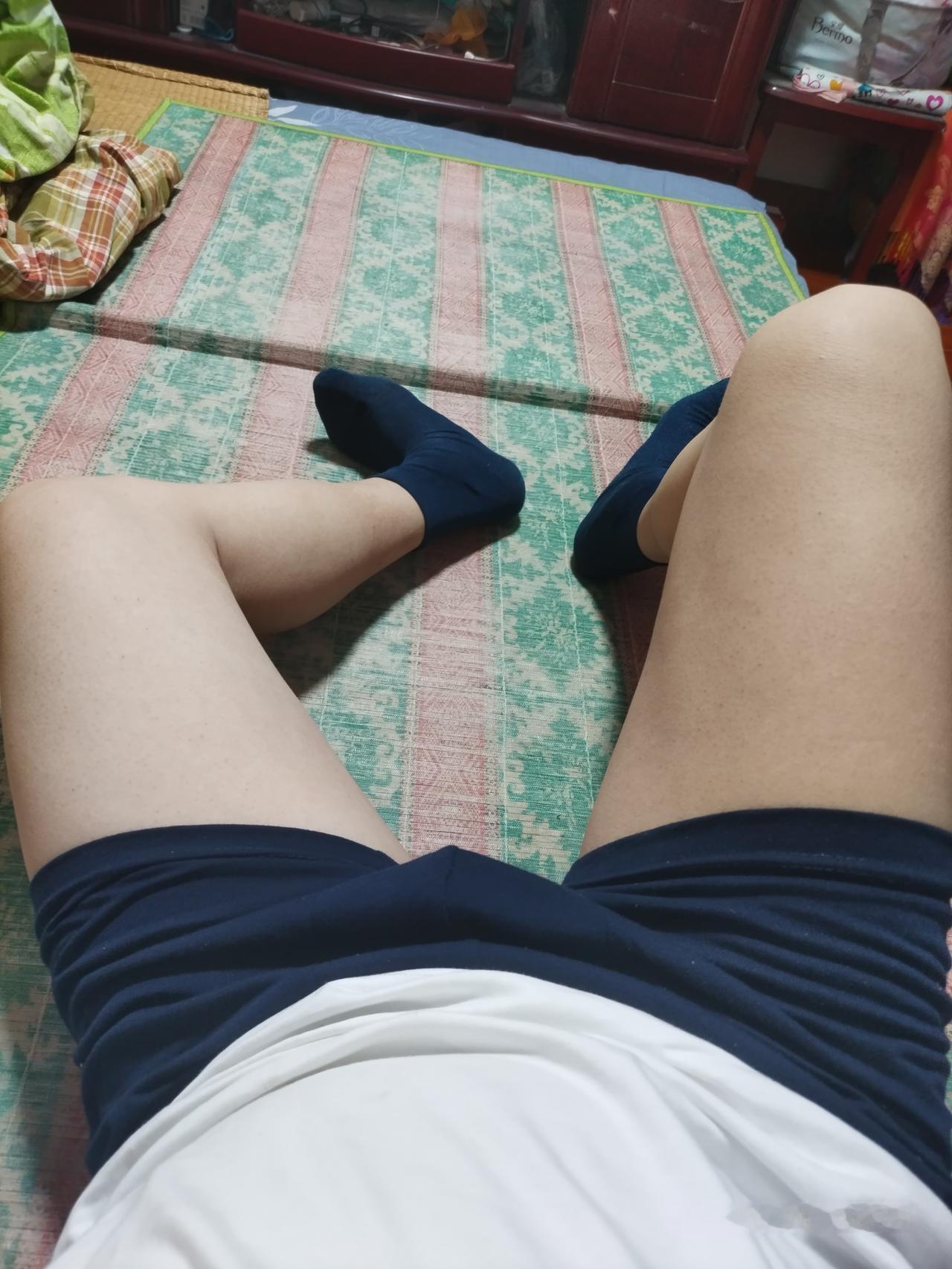 白色短袖加上蓝色短裤还有结实的腿部还有蓝色的袜子，一身搭配，很有男人魅力。