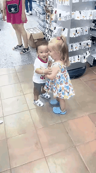 小男孩很勇敢，胆子也很大，说明他从小就没有受过太大的委屈，否则的话，是不敢这么做