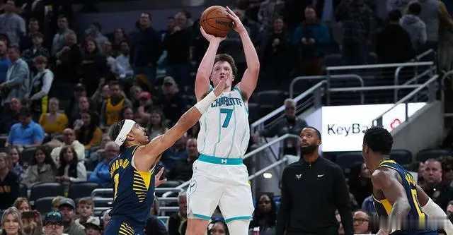 克努佩尔生涯前15场比赛命中50记三分 创NBA历史最快纪录北京时间11月20日