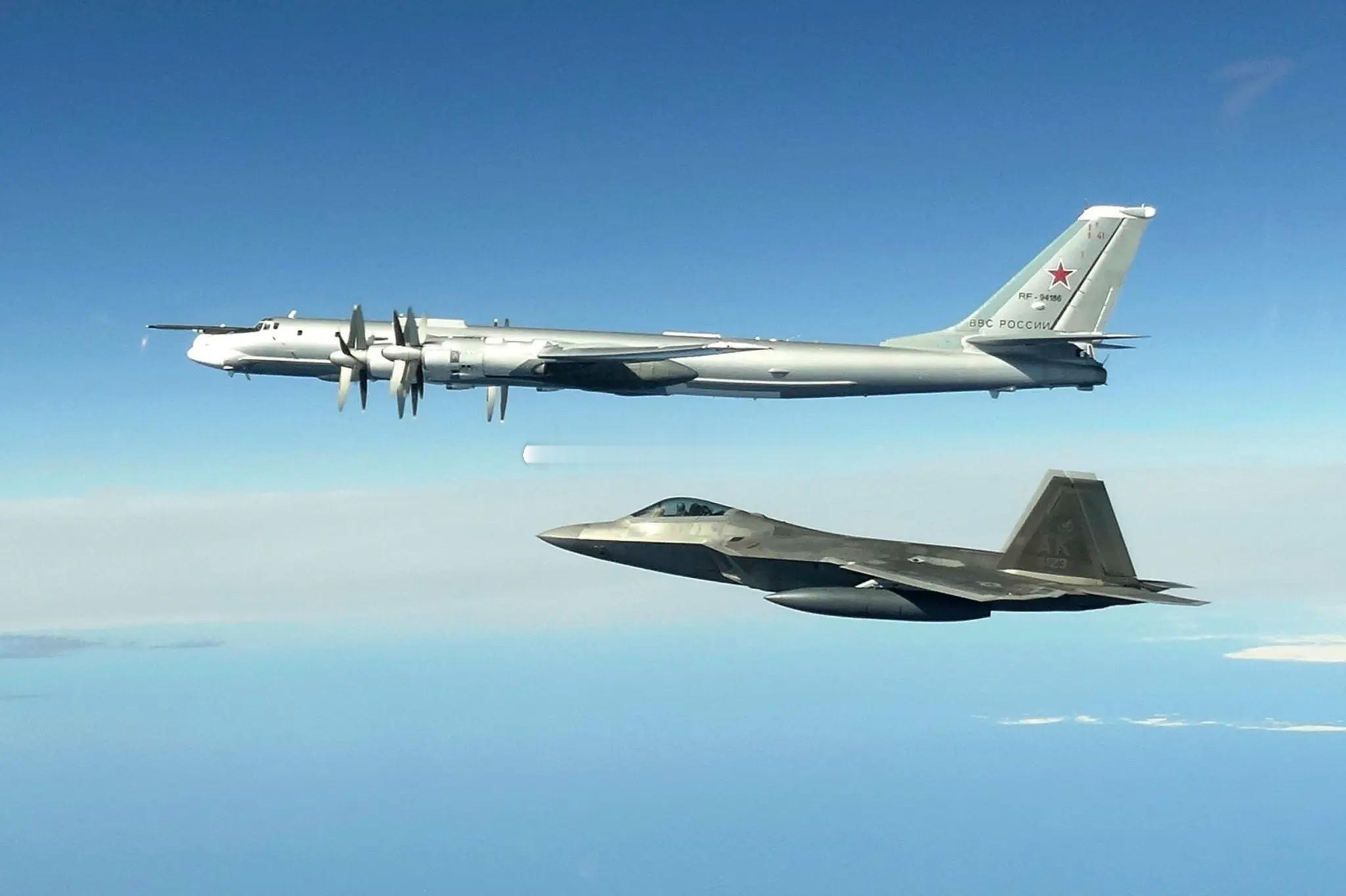 #中俄战机现身阿拉斯加防空识别区#7月25日，北美空天防御司令部（NORAD）在