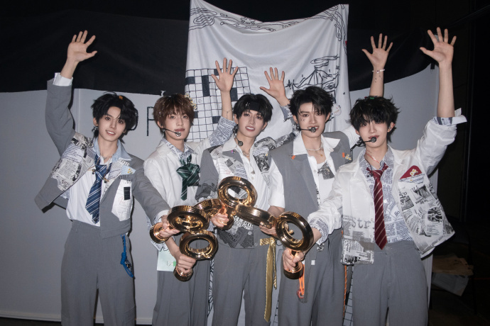 TOP荣耀之战后台合照TOP荣耀之战发文 这六座奖杯，属于我们五个和福来们！而我