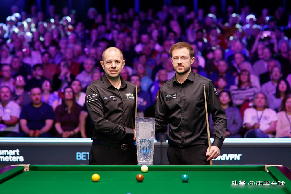 46岁的霍金斯，上一个冠军还是两年半前，背部重伤差点退赛，可他决赛第一阶段竟7-