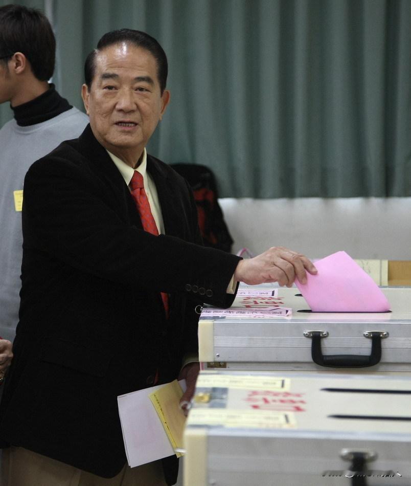 国民党这十几年为什么一败涂地全是拜宋楚瑜所赐！当年在连战参选的时候，宋楚瑜因为个