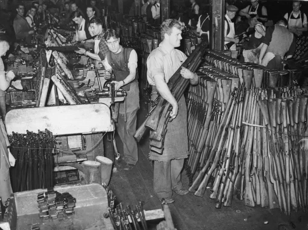 1939年，在英国一个小型军火工厂的步枪室工作的男子。