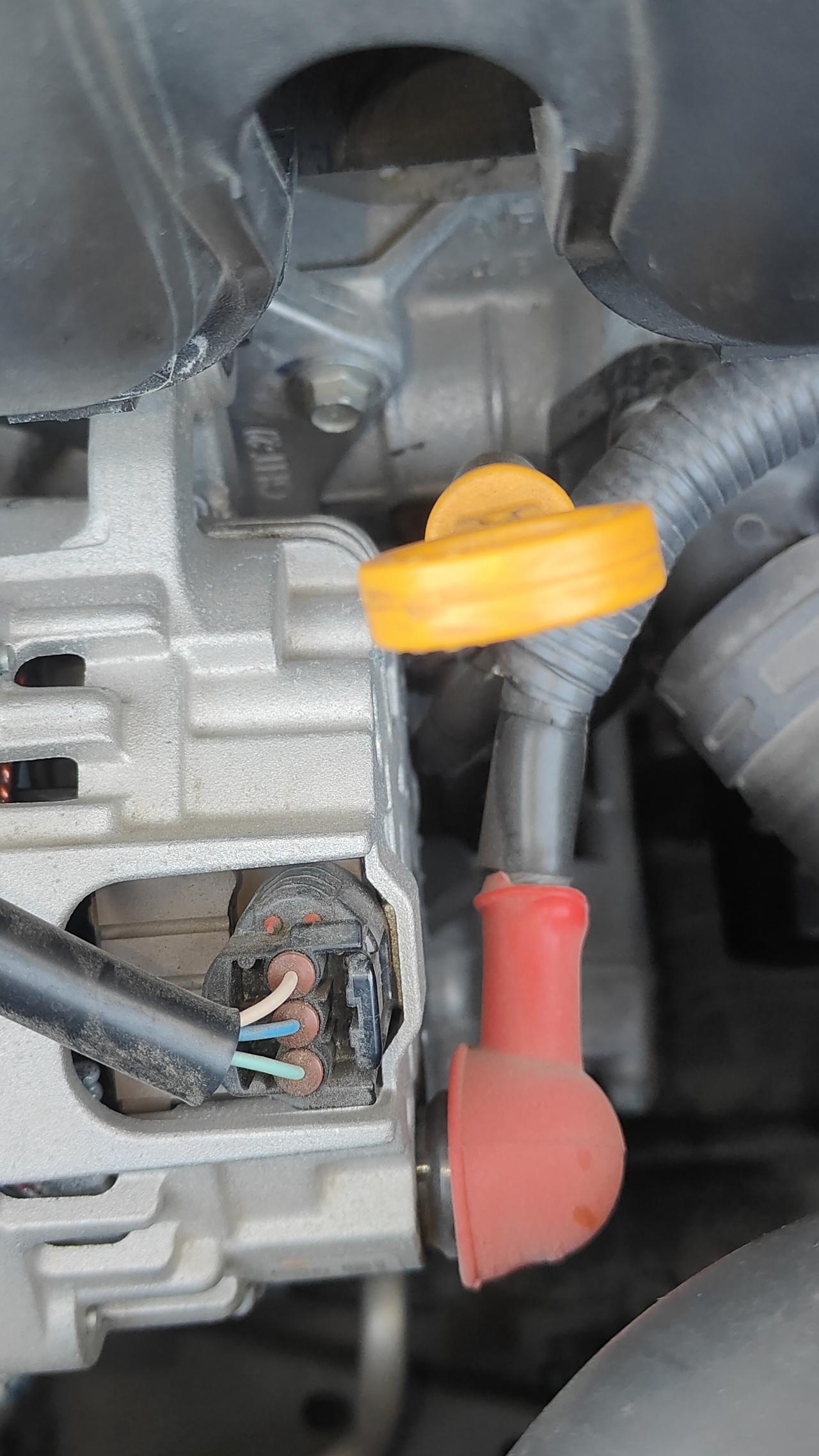 黄色的是机油尺
应该都认识吧
我们看机油还有多少的时候
拉开机油尺看看刻度线就知