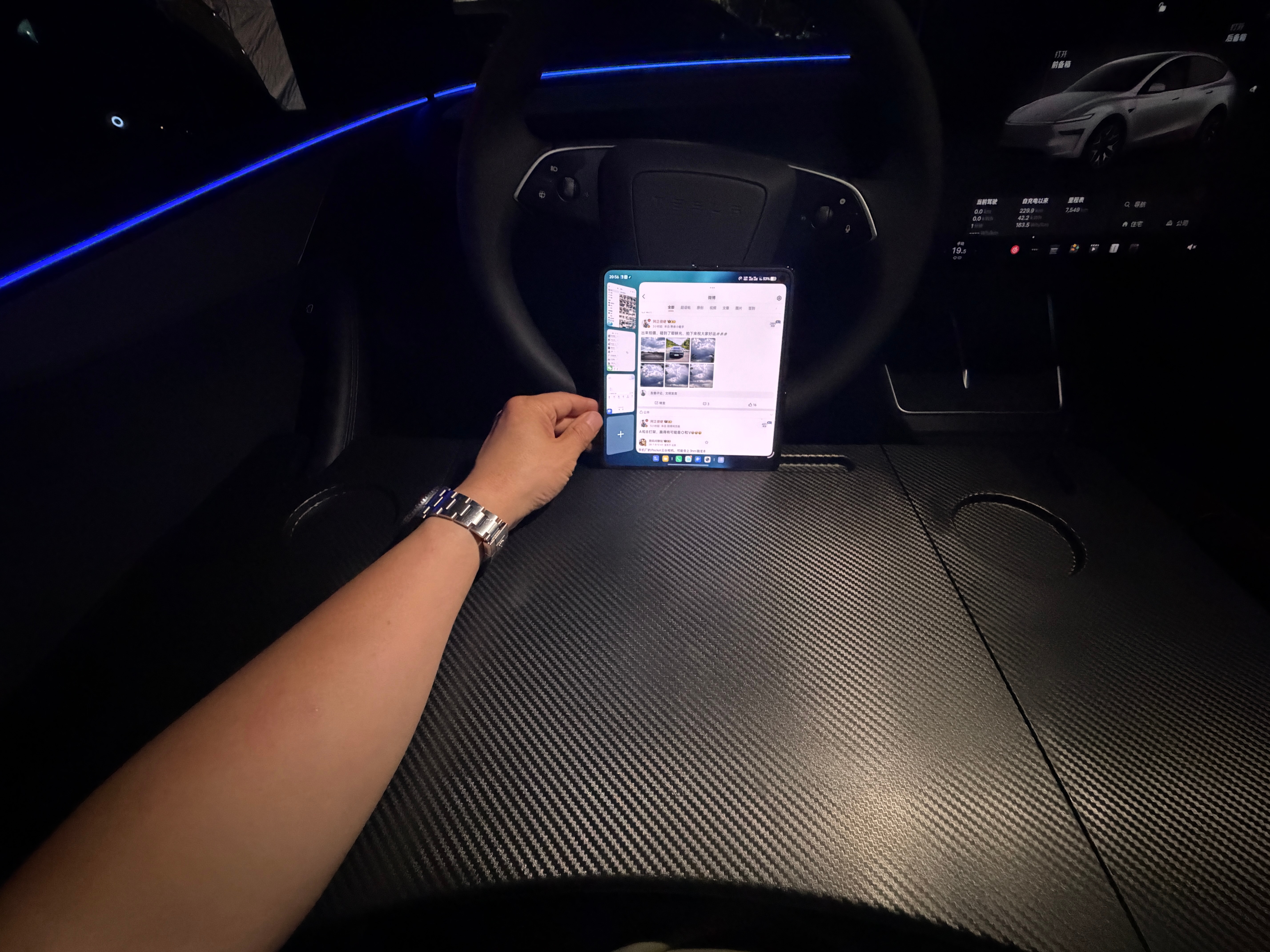 特斯拉车主为什么要买一些奇奇怪怪的配件？ 因为真的很毛坯啊！ 这小桌板我刚买的
