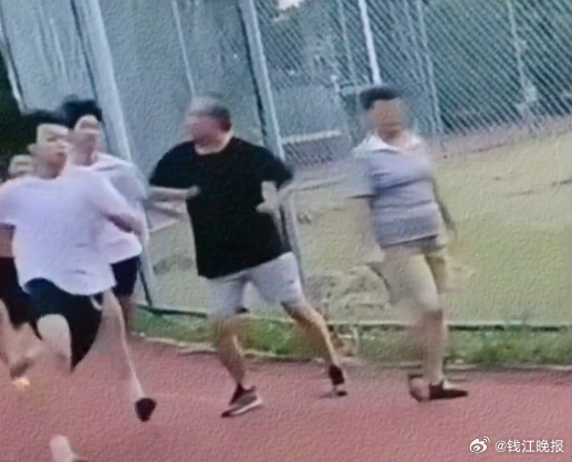 【#律师说老人故意肘击学生涉嫌故意伤害#】8月19日中午，#老人散步故意肘击训练