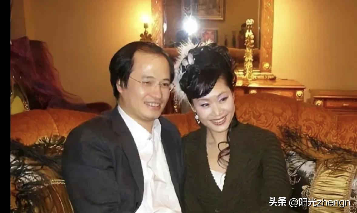 和于文华同框的男子是李年，也是她的现任丈夫。二人神情松弛笑容融洽，整体气质契合，