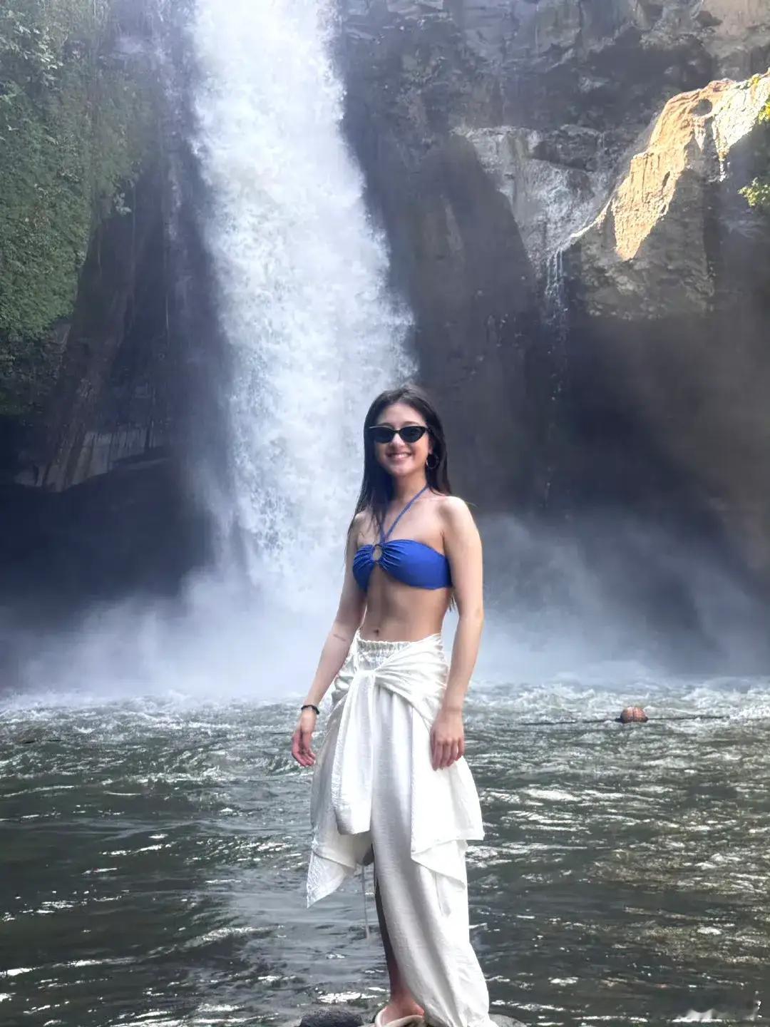 李兰迪泳装瘦身成功的李兰迪，妆容清新自然，搭配性感火辣的喇叭裤泳装，堪称“明媚热