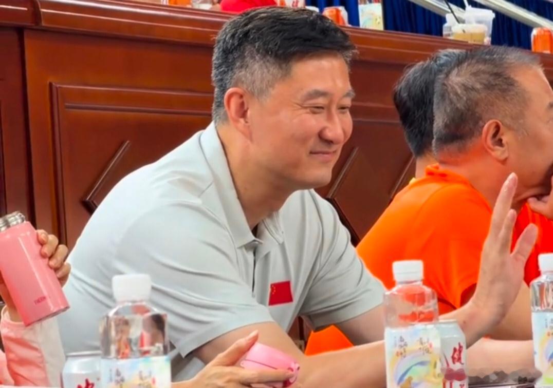 杜锋指导和广东男篮的续约仍未有进展。按惯例，这种重大事务一般都由球队投资人陈家亲