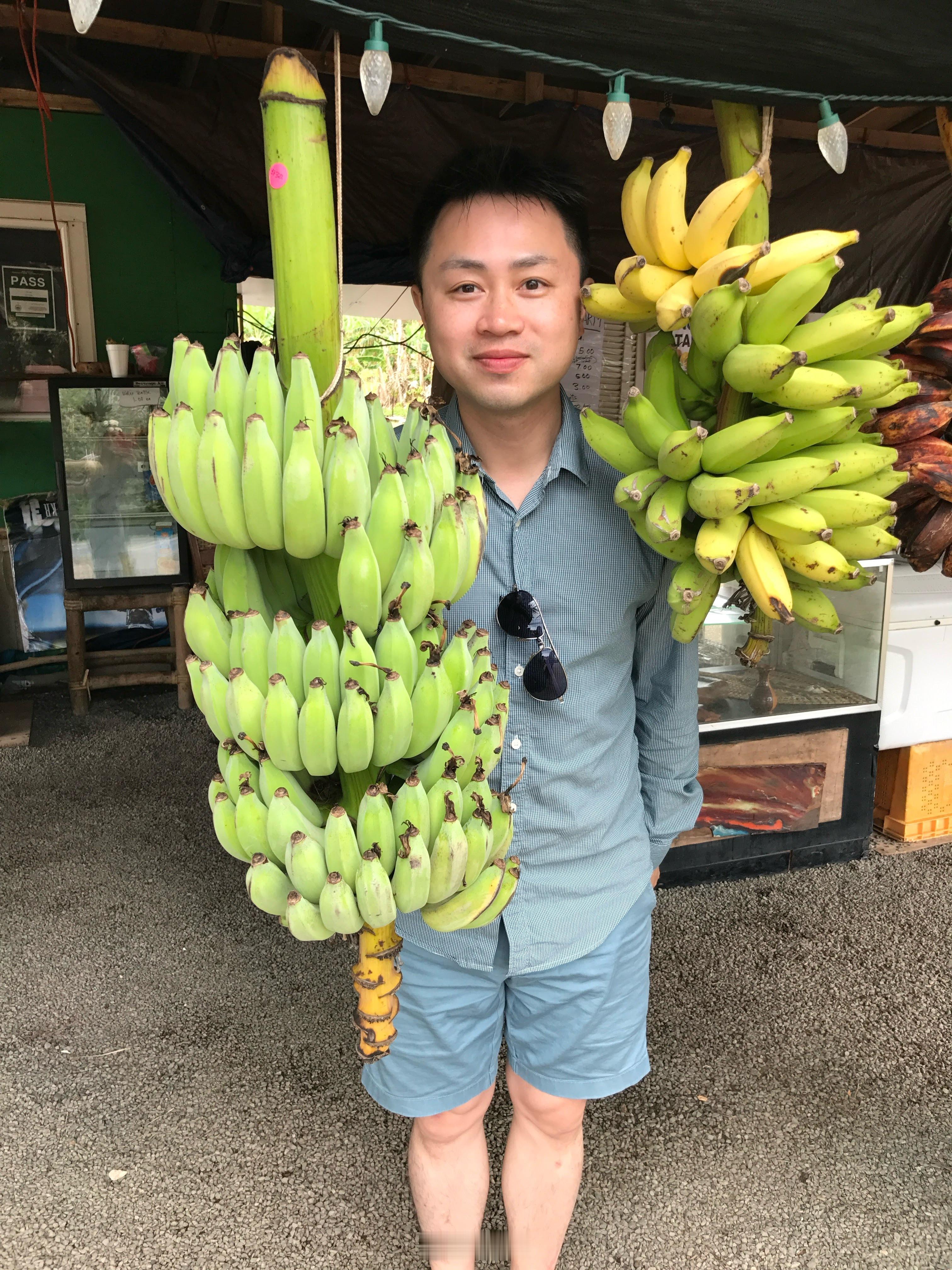 这次家庭旅行的意义是十周年和八周年纪念。十年前相遇，八年前结婚。向伊宝讲述how