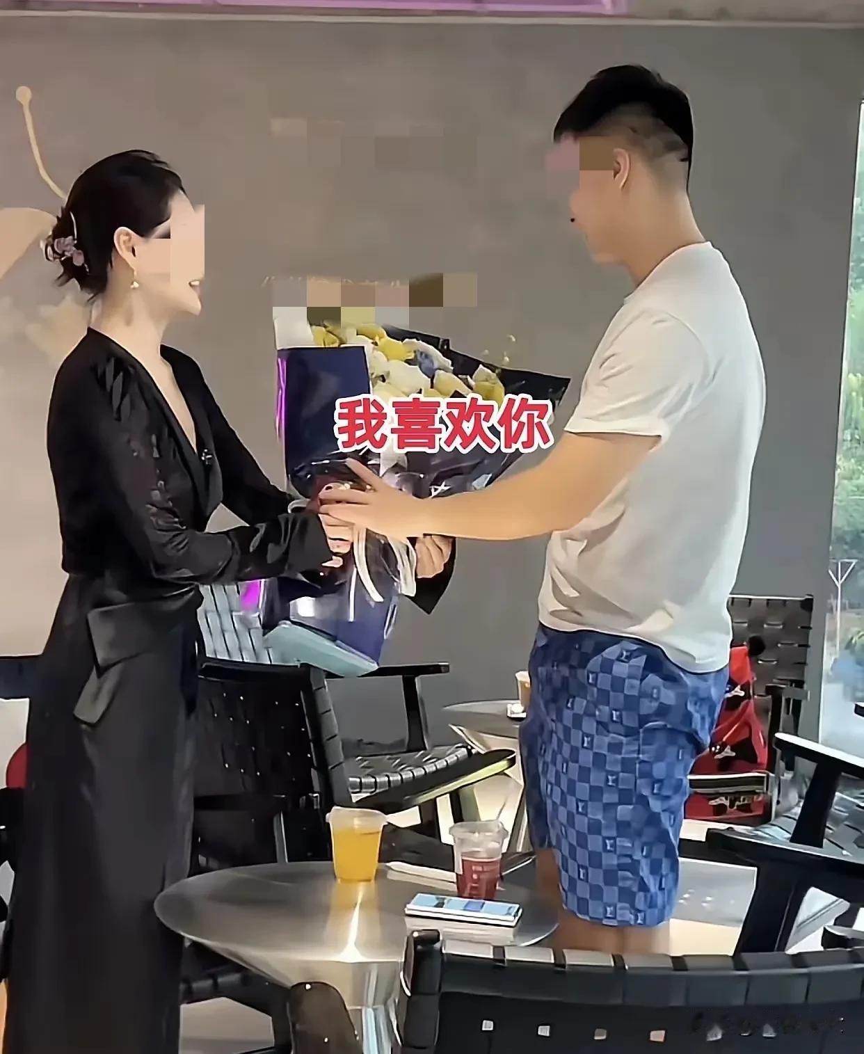 最近杭州有位36岁大姐住院，遇到个24岁男医生照顾她。半个月后她直接去医院表白，