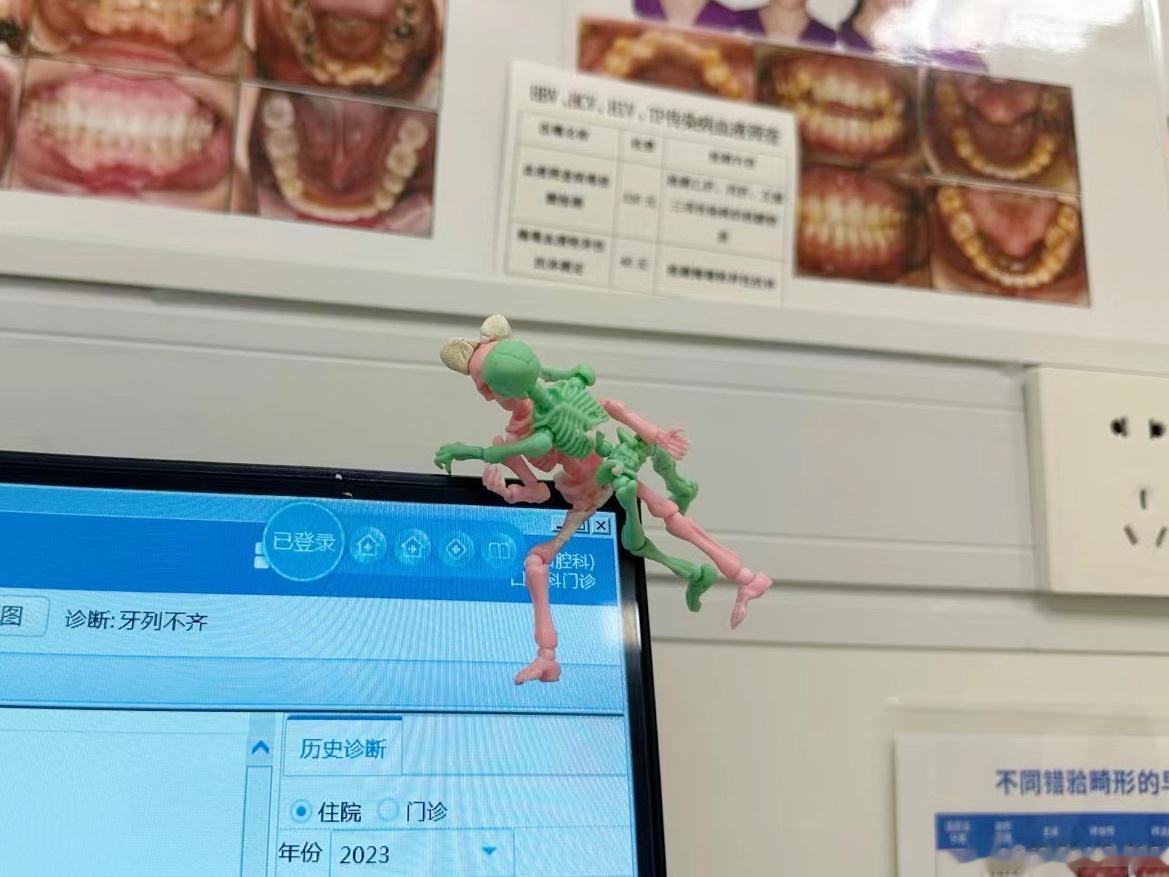 闺蜜椅位上的小骷髅被偷偷换了坐姿，而我被列为了重点嫌疑人……笑死，我这么单纯善良