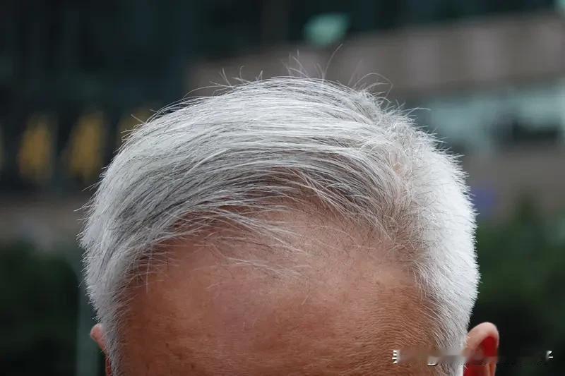 头条网友晒白发：时间赠予的礼物 最近看到头条网友晒白发，说这是时间赠予的礼物，还